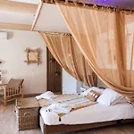 Abri Cosy - Romantique En Camargue Bed & Breakfast 4*