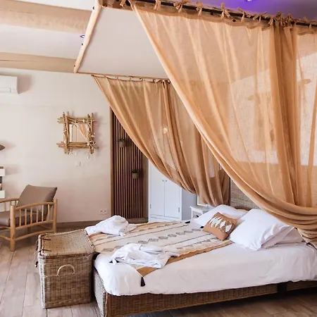 Abri Cosy - Romantique En Camargue Bed and breakfast 4*